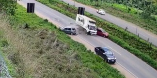 Veja vídeo do acidente envolvendo dois veículos de passeio e um caminhão baú na BR 153