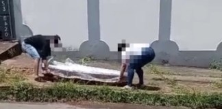 Veja vídeo caixão com corpo dentro cai de carro funerário em avenida de Anápolis´´