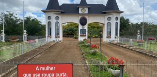 Placas causam polêmica em povoado de Anápolis “Mulher que usa roupa curta é amiga de satanás”: