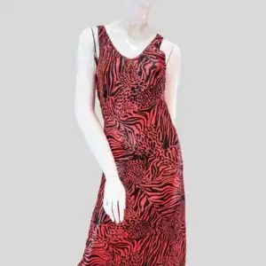 Vestido midi animal print en rojo con negro, tirantes delgados y caída fluida, sobre maniquí
