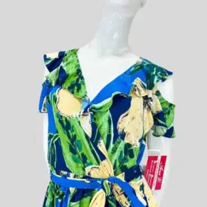 Vestido largo floral en azul y amarillo con escote en V y corte cruzado, perfecto para realzar la silueta con frescura.