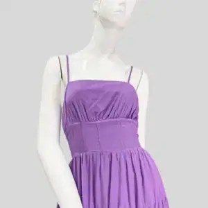 Vestido lila de tirantes delgados con caída en capas, estilo fresco y femenino para días cálidos – Ana V Tienda