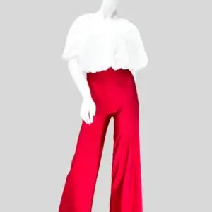 Pantalón de pierna ancha color rojo intenso, cintura alta y corte elegante, combinado con blusa blanca, estilo libre y empoderado de Ana V Tienda.