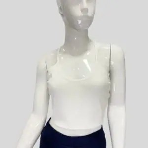 Top blanco de tirantes delgados acanalado, combinado con pantalón azul marino, ideal para looks frescos y cómodos - Ana V Tienda