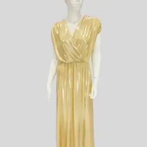 Vestido dorado satinado con escote cruzado y caída fluida, sin mangas, largo hasta los tobillos, ideal para eventos formales o celebraciones nocturnas.