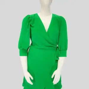 Vestido corto cruzado en color verde con mangas tres cuartos y detalle de lazo en la cintura