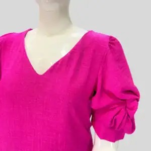 Blusa fucsia y verde talla plus con mangas fruncidas y escote en V