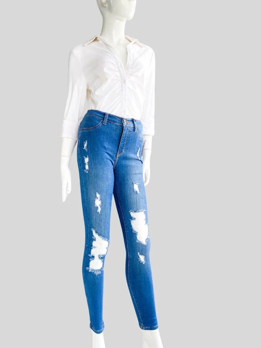 Skinny Jeans Ideales para quienes quieren resaltar sus curvas Combnalos con blusas holgadas para equilibrar el look