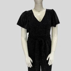 Jumpsuit Deslumbra con Estilo. Este jumpsuit presenta un escote en V que acentúa la feminidad y un lazo en la cintura para una silueta favorecedora.