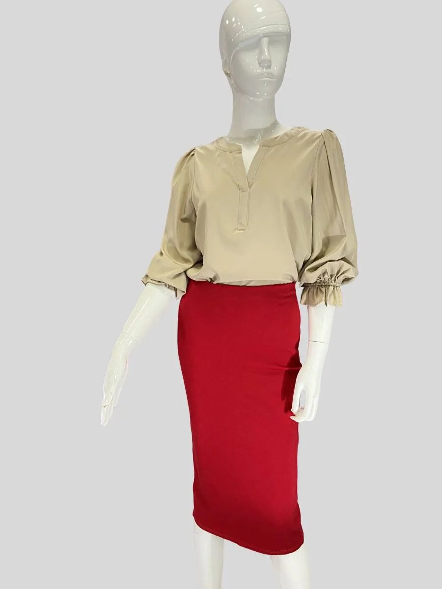 Un blazer una falda o una blusa en rojo combinada con tonos neutros crea un equilibrio perfecto