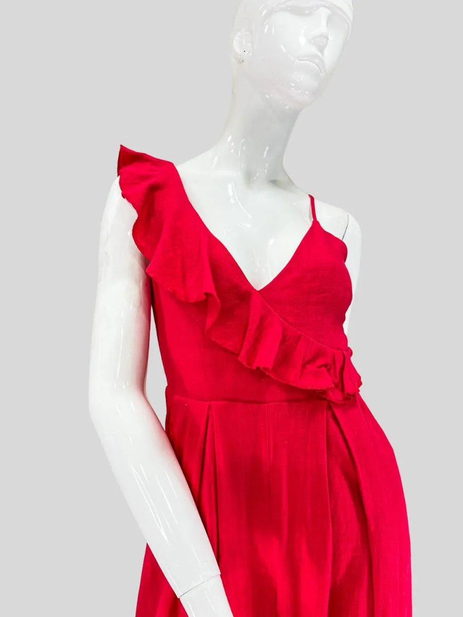 Francisca vistiendo un jumpsuit rojo vibrante con escote cruzado en V y detalle de volantes en un solo hombro. Diseño sin mangas, corte ajustado en la cintura y pantalón fluido estilo culotte para un look sofisticado y femenino. Ideal para eventos especiales o una salida con estilo.