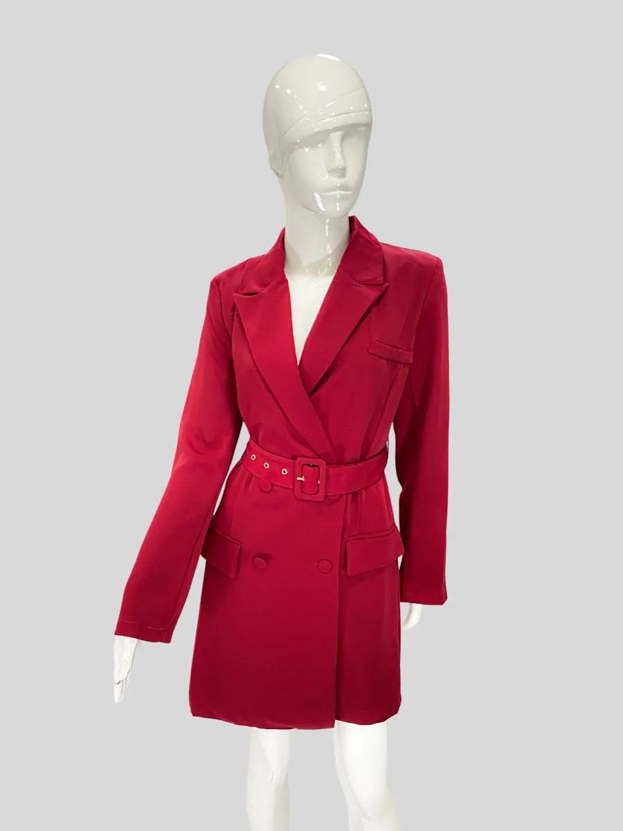 Francisca vistiendo un vestido tipo blazer en color rojo intenso con solapas clsicas doble abotonadura y cinturn ajustable a la cintura Diseo estructurado y sofisticado ideal para un look poderoso y elegante que resalta la figura con estilo