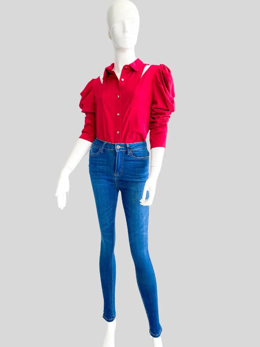 Unos jeans con un top rojo y zapatillas blancas crean un look casual con un toque de confianza