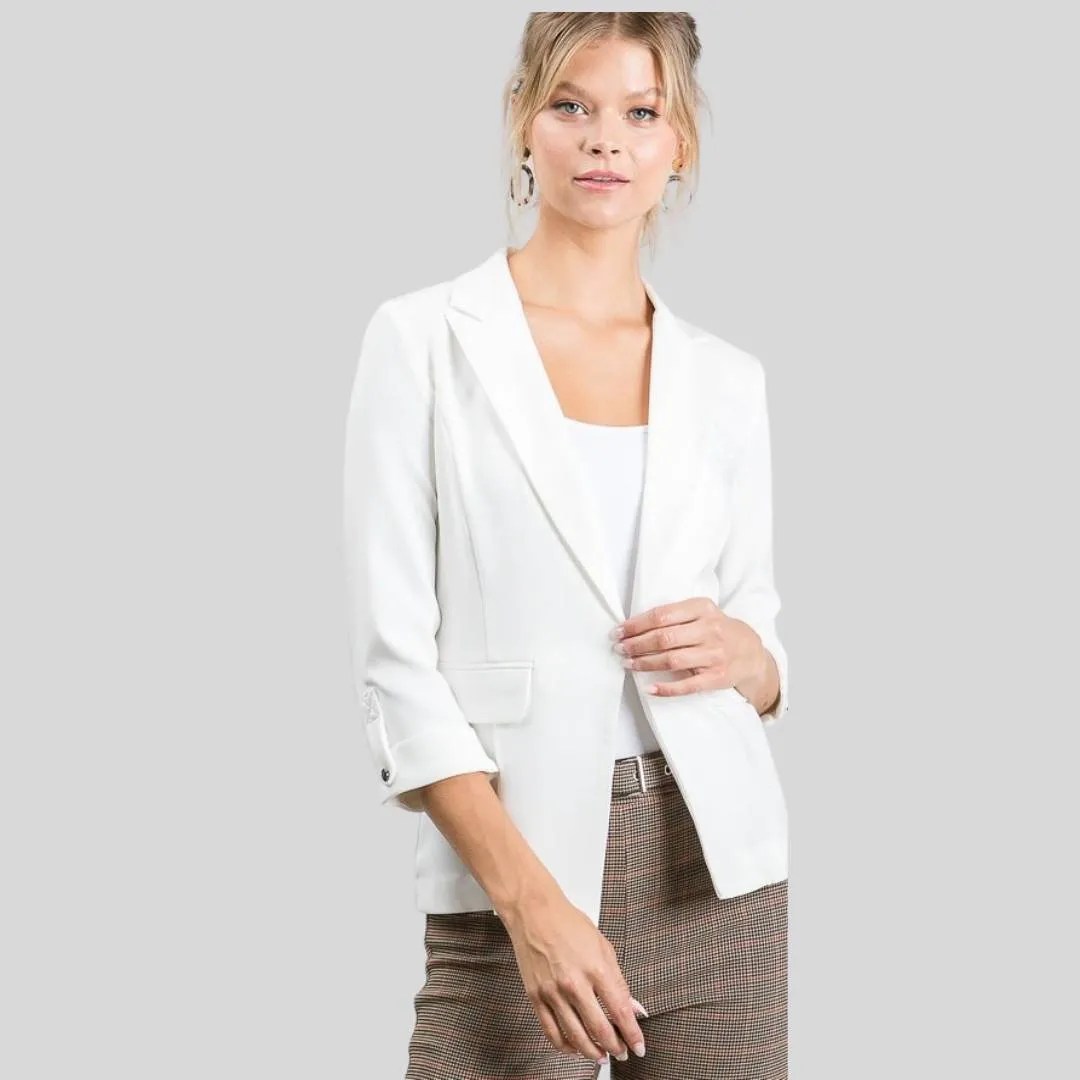 Mujer con blazer blanco y pantaln de cuadros outfit elegante para proyeccin de autoridad con suavidad