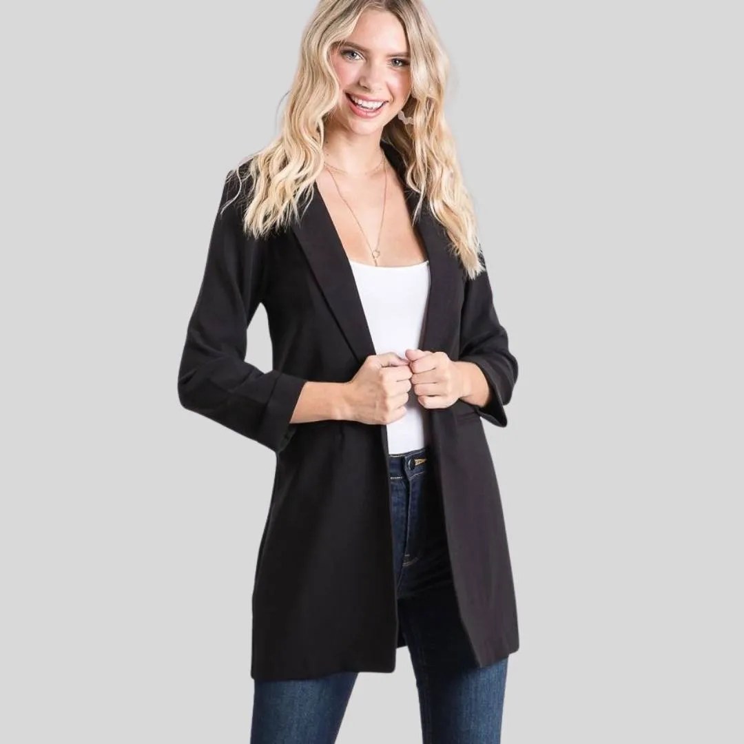 Blazer negro con jeans y top blanco un look casual con un toque sofisticado ideal para cualquier ocasin
