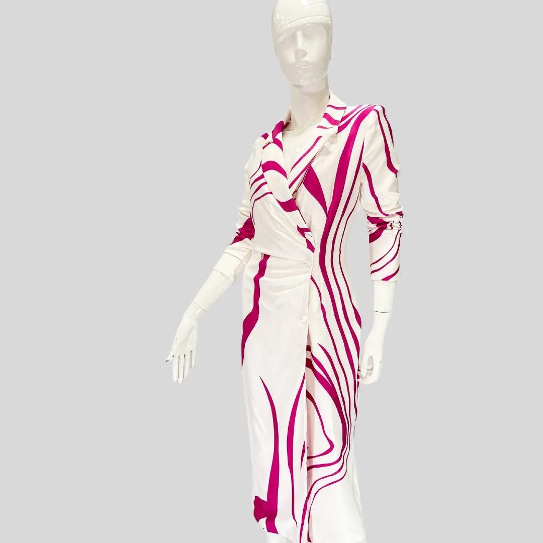 Maniqu con vestido midi blanco con diseo fucsia ideal para un look sofisticado y sin esfuerzo