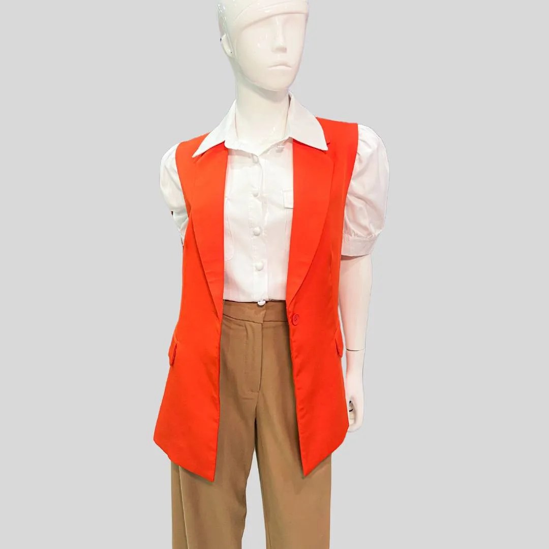 Maniqu con chaleco naranja camisa blanca de manga corta y pantaln beige combinacin perfecta entre color y confianza