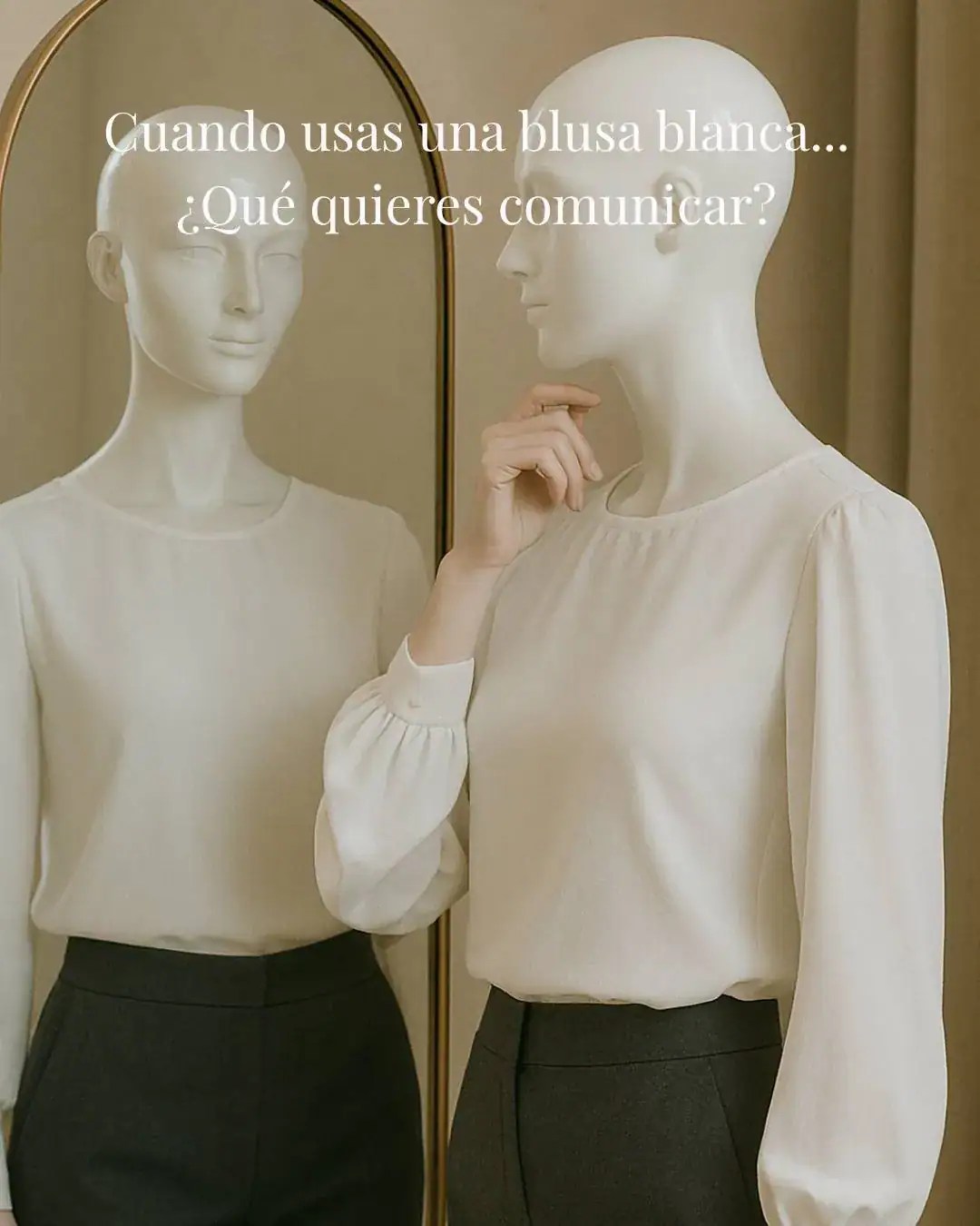 Maniqu frente a un espejo dorado luciendo una blusa blanca con mangas suaves en un momento ntimo de reflexin sobre su imagen y lo que proyecta