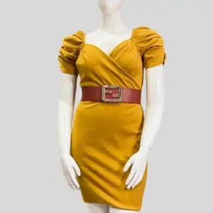 Vestido talla plus color mostaza con escote cruzado, mangas recogidas con volumen y corte entallado, ideal para resaltar curvas con elegancia y actitud.