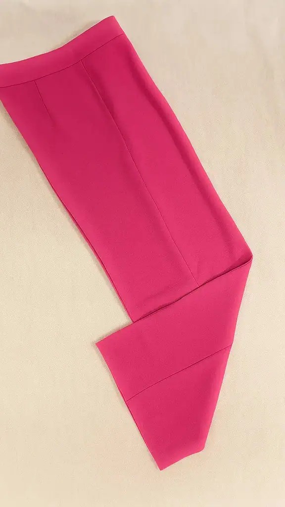 Palazzo fucsia de tiro alto, pantalón ancho que aporta frescura y fuerza femenina.