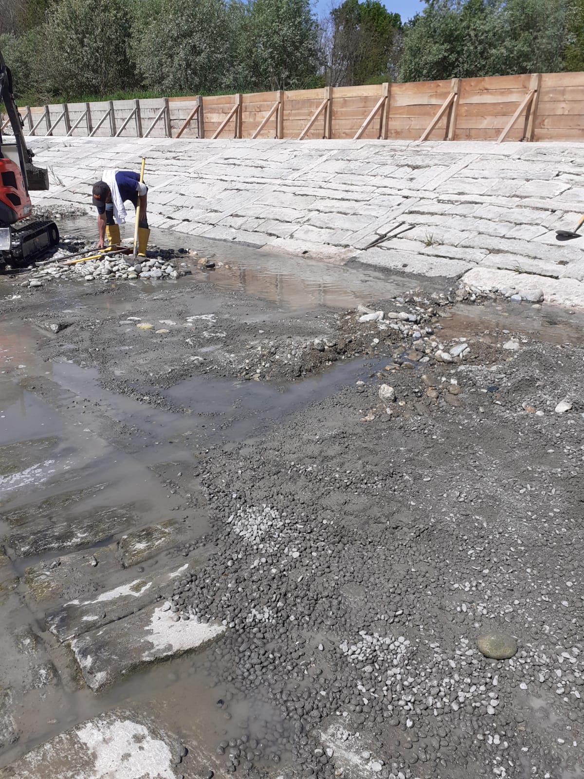 I LAVORI SULLA TRAVERSA DEL CANALE FARINI