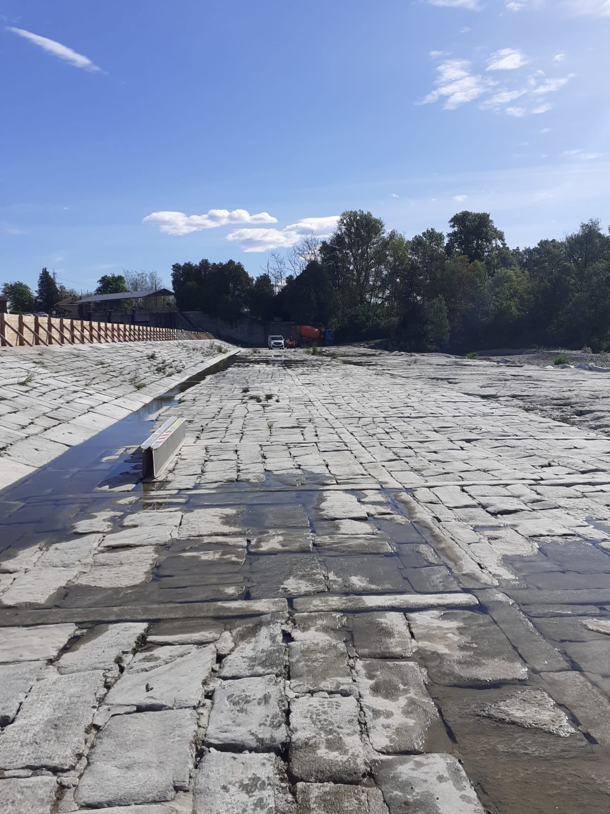 I LAVORI SULLA TRAVERSA DEL CANALE FARINI