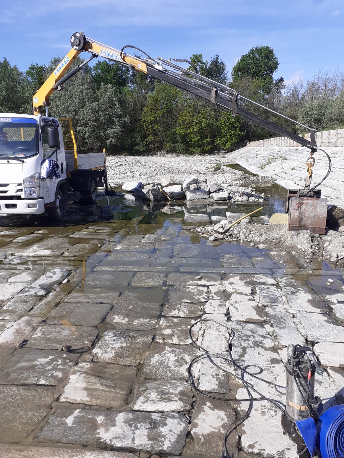 I LAVORI SULLA TRAVERSA DEL CANALE FARINI