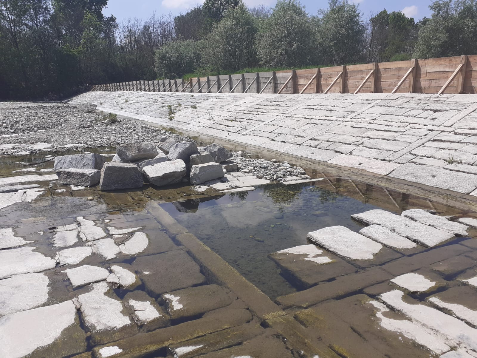 I LAVORI SULLA TRAVERSA DEL CANALE FARINI
