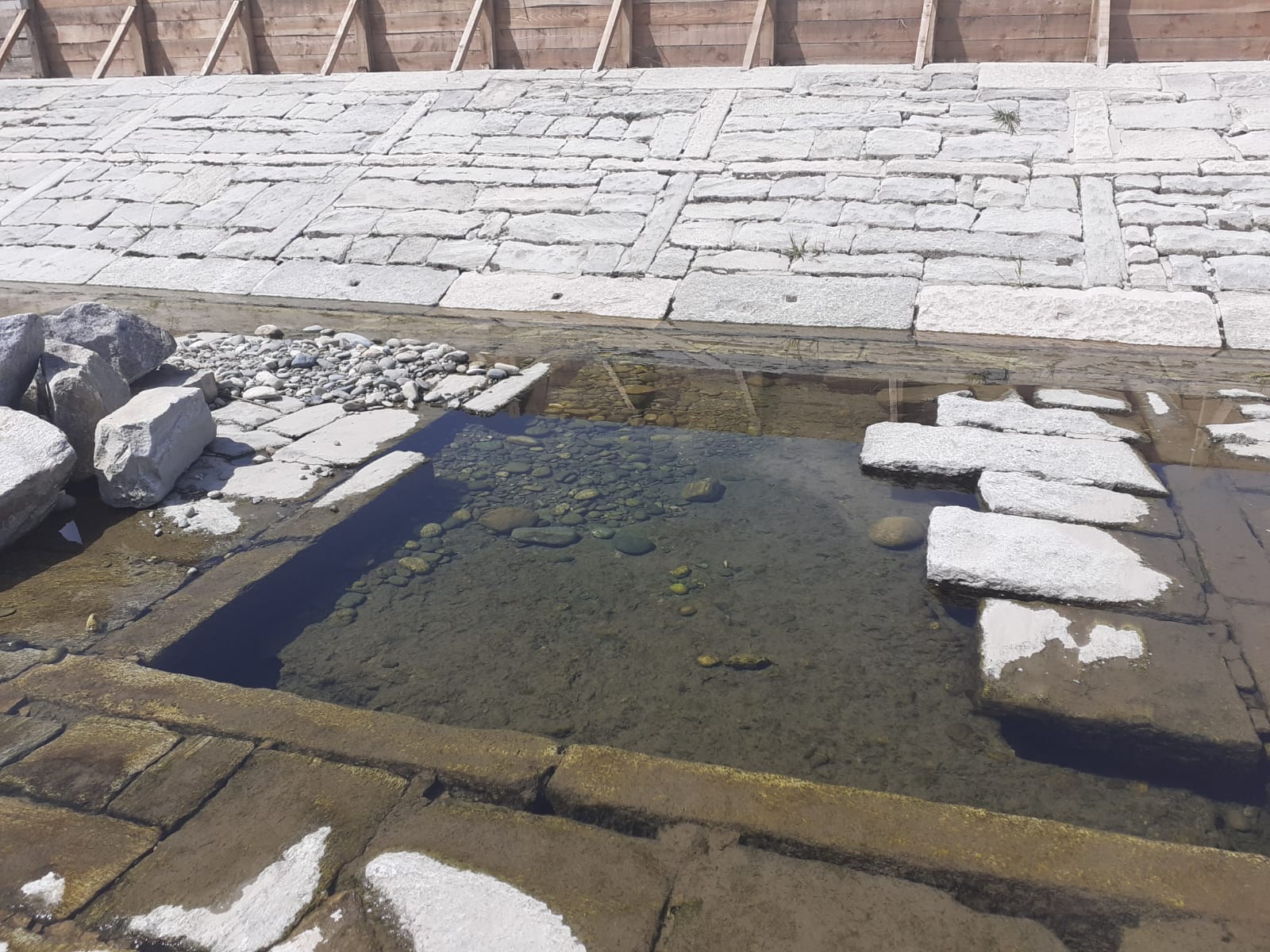 I LAVORI SULLA TRAVERSA DEL CANALE FARINI