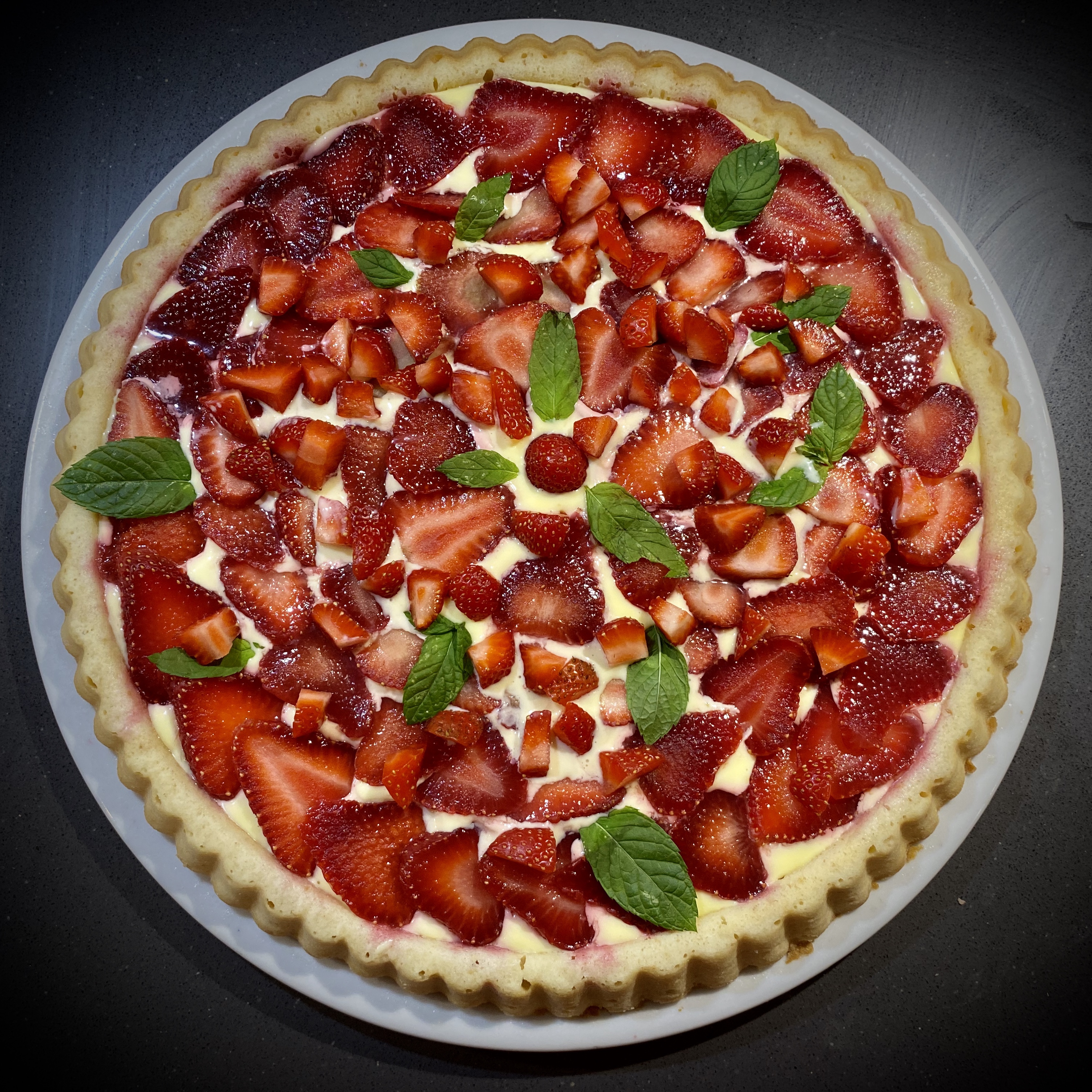 Crostata morbida con crema al cioccolato bianco e fragole
