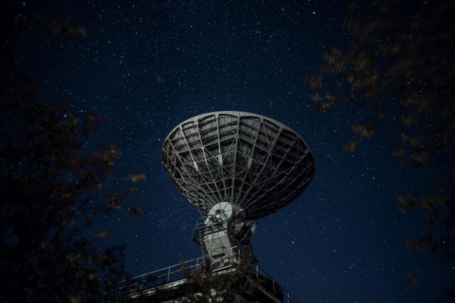 Affiliate Marketing: So baust du passives Einkommen auf 2 Weißer Satellit Unter Sternenklarer Nacht