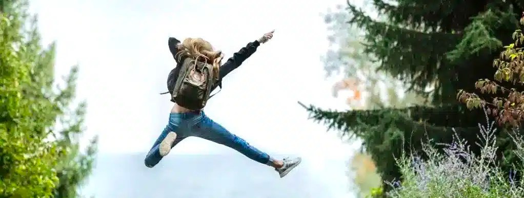 Barn der hopper af glæde i skoven