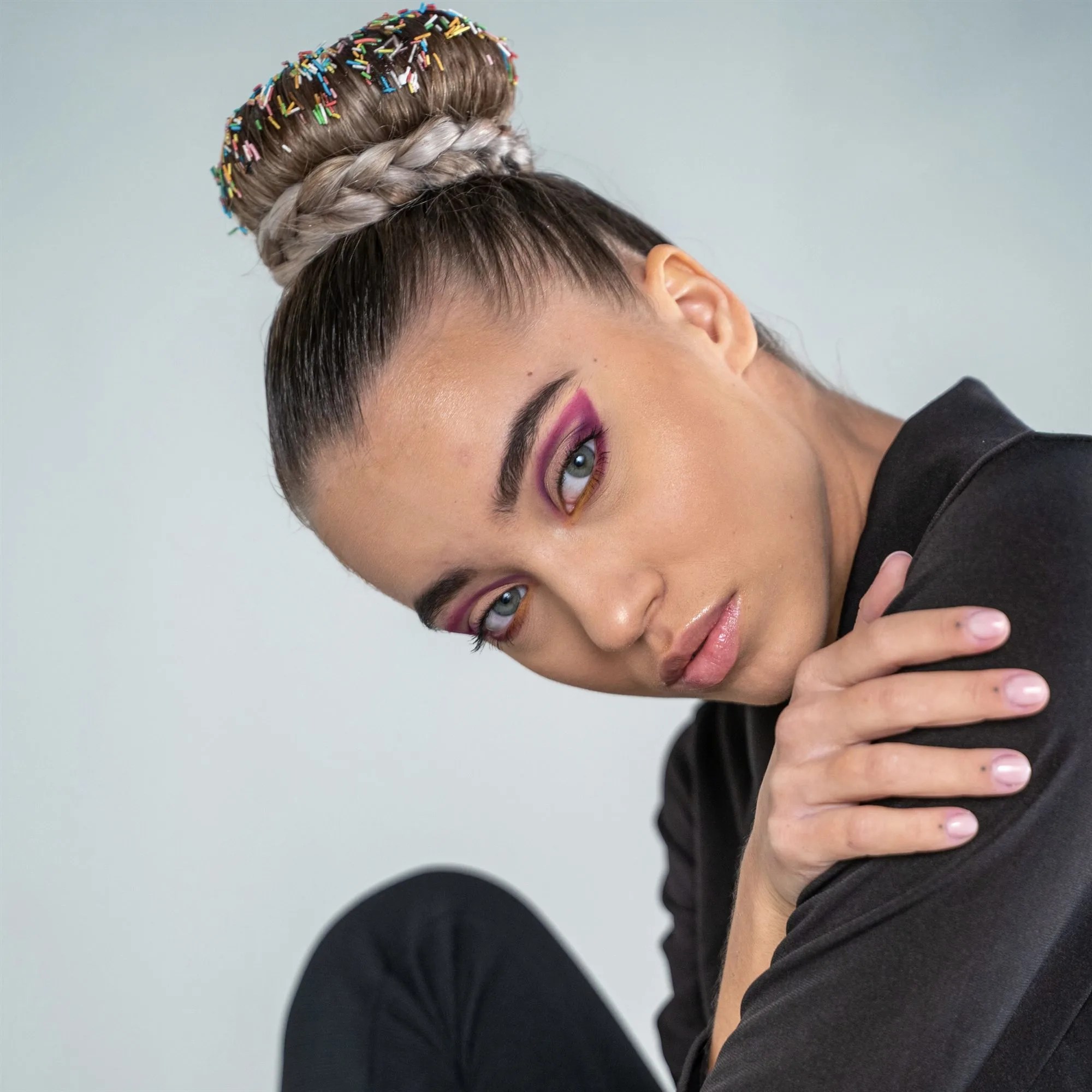 Chignon alto intrecciato su capelli castani