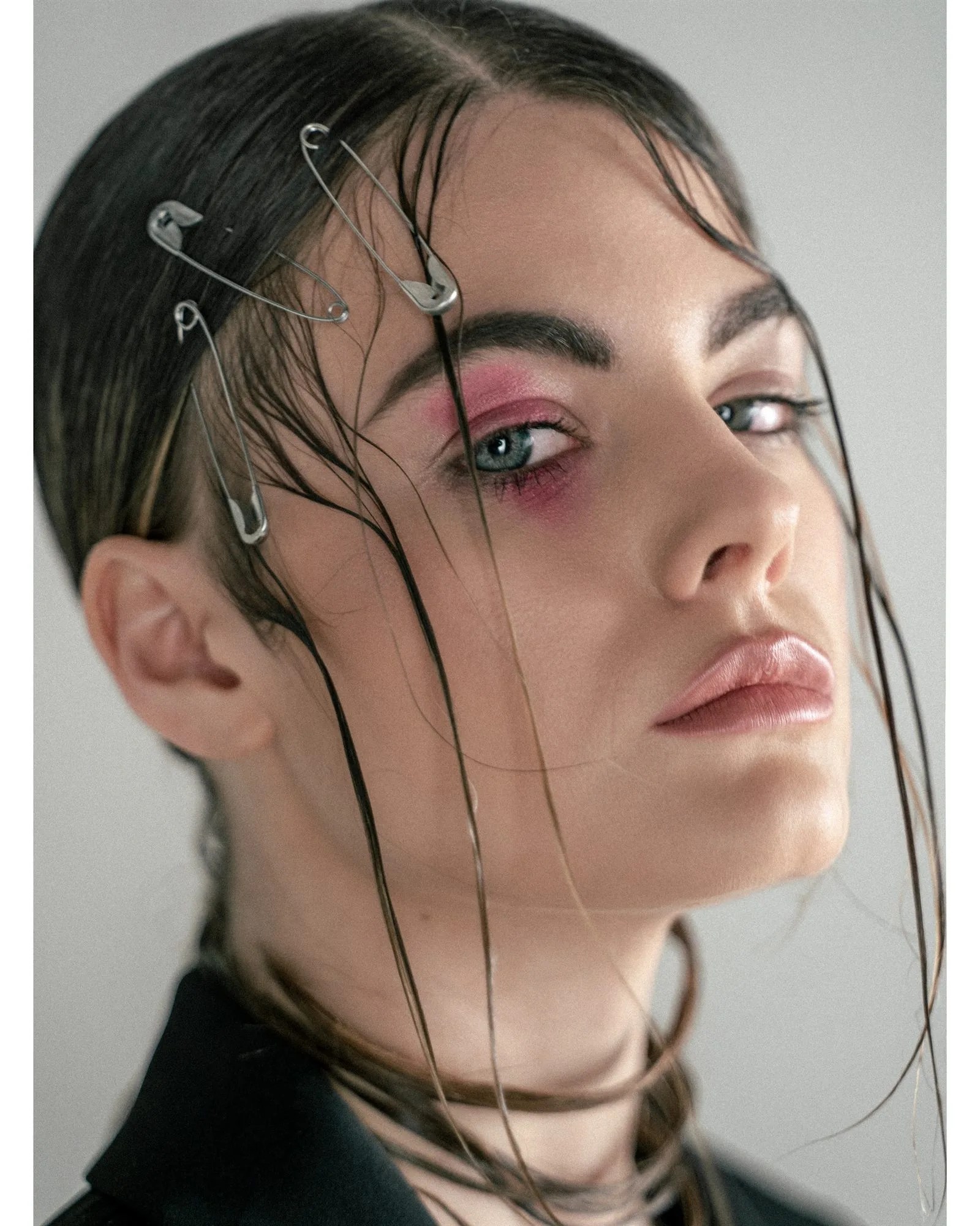 Look editoriale effetto bagnato con mollette metalliche