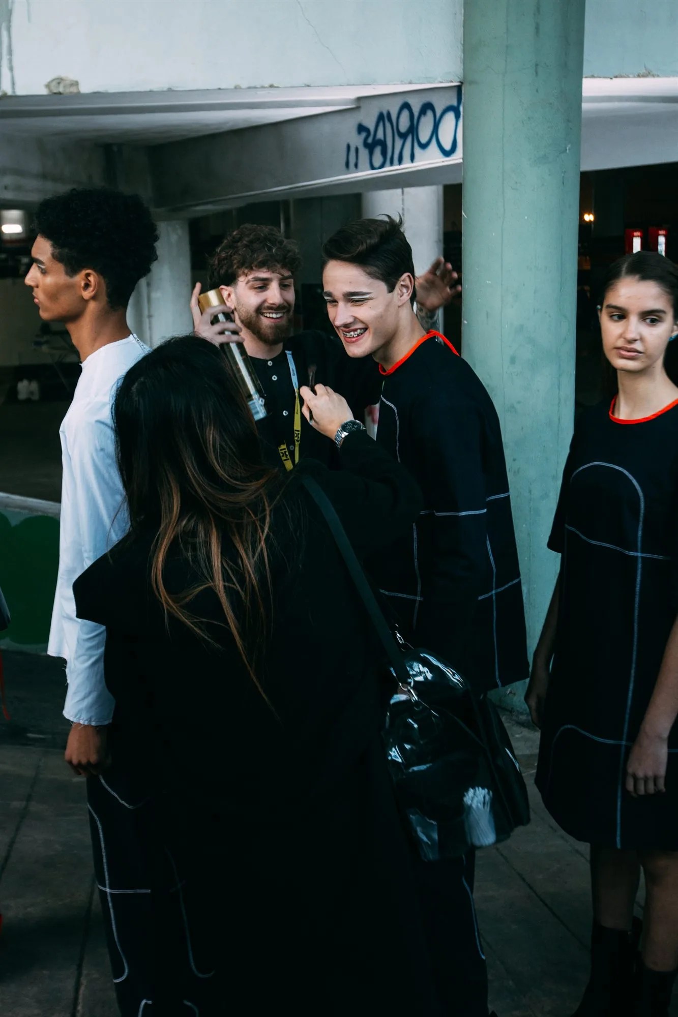 Andrea Borrelli nel backstage con i modelli