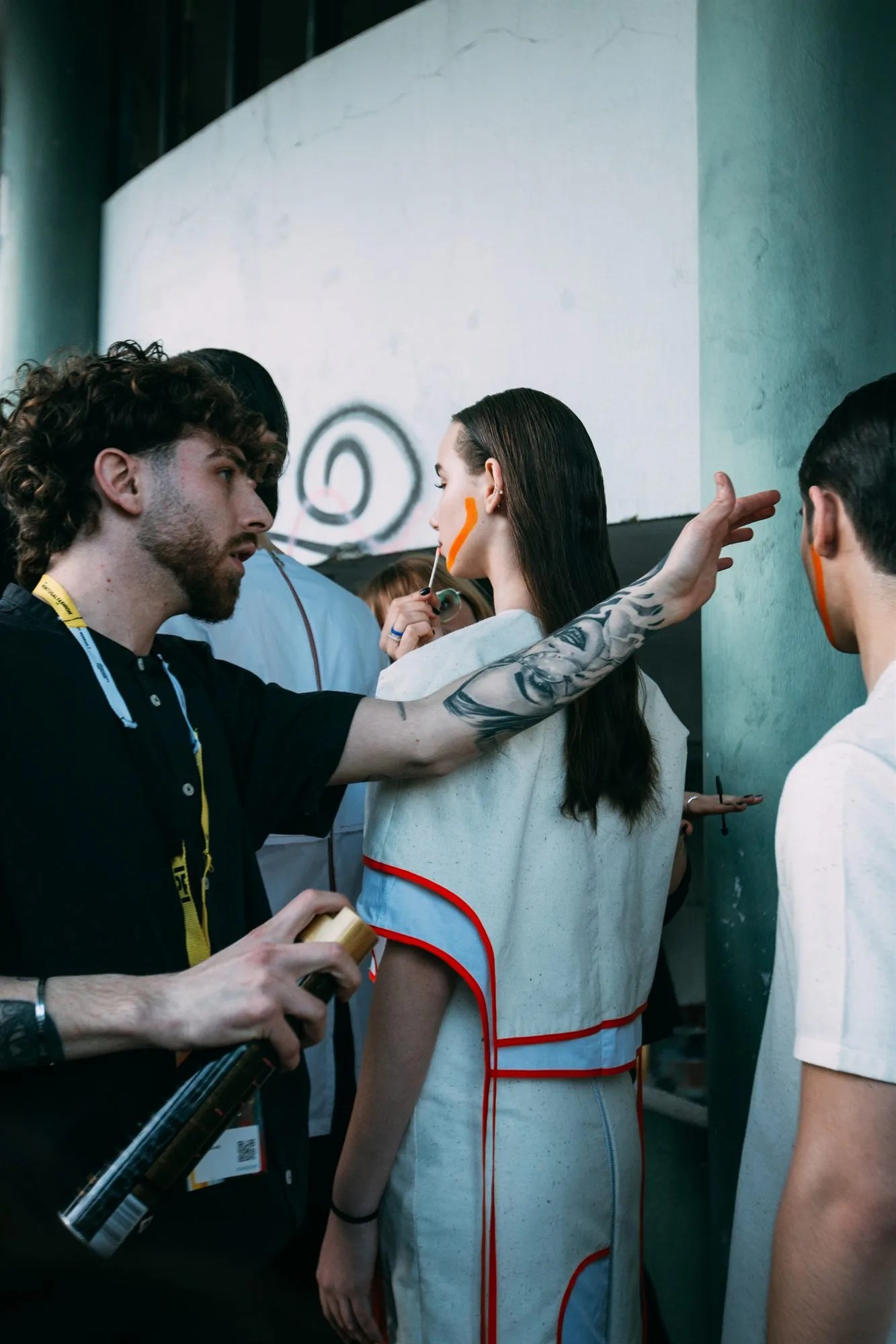 Andrea Borrelli, hair stylist, al lavoro nel backstage di una sfilata
