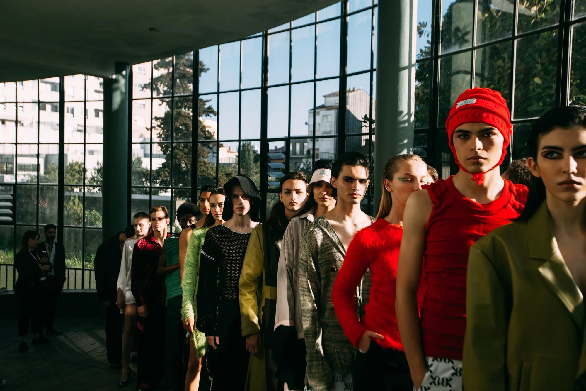 Modelle in fila nel backstage della Fashion Week
