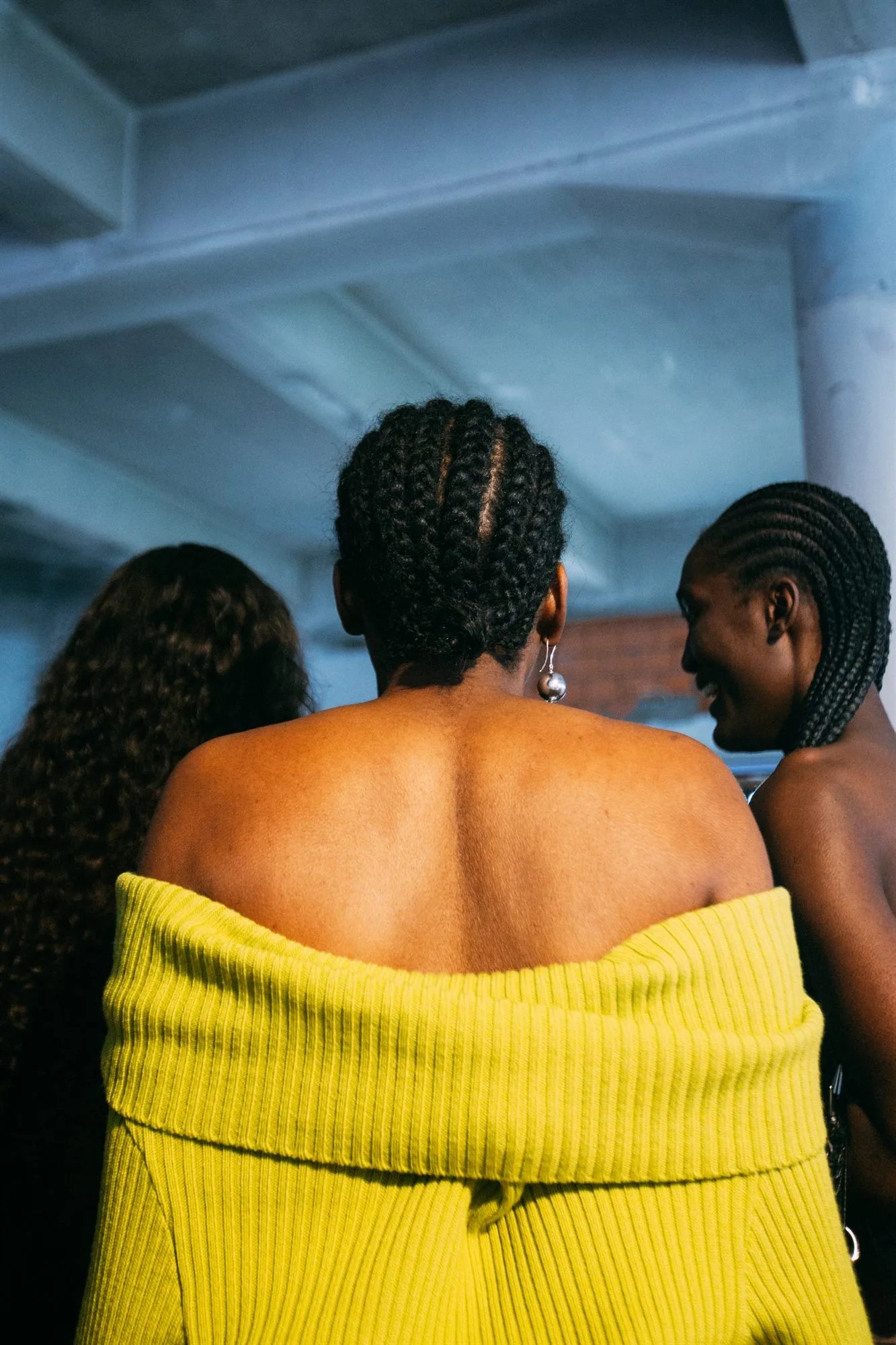 Modelle di spalle nel backstage