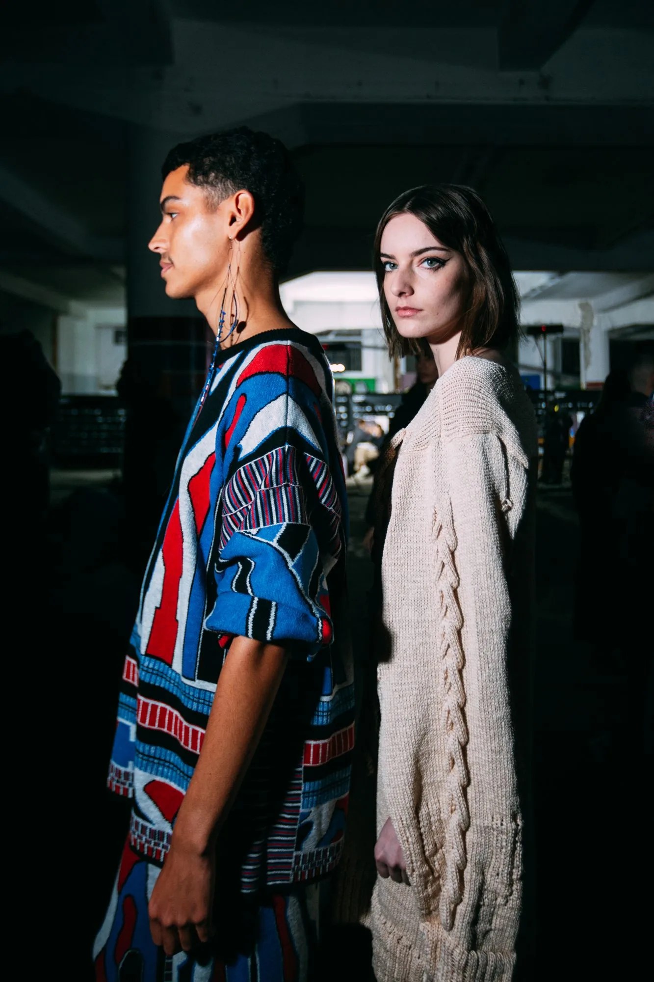 Due modelli nel backstage prima della sfilata