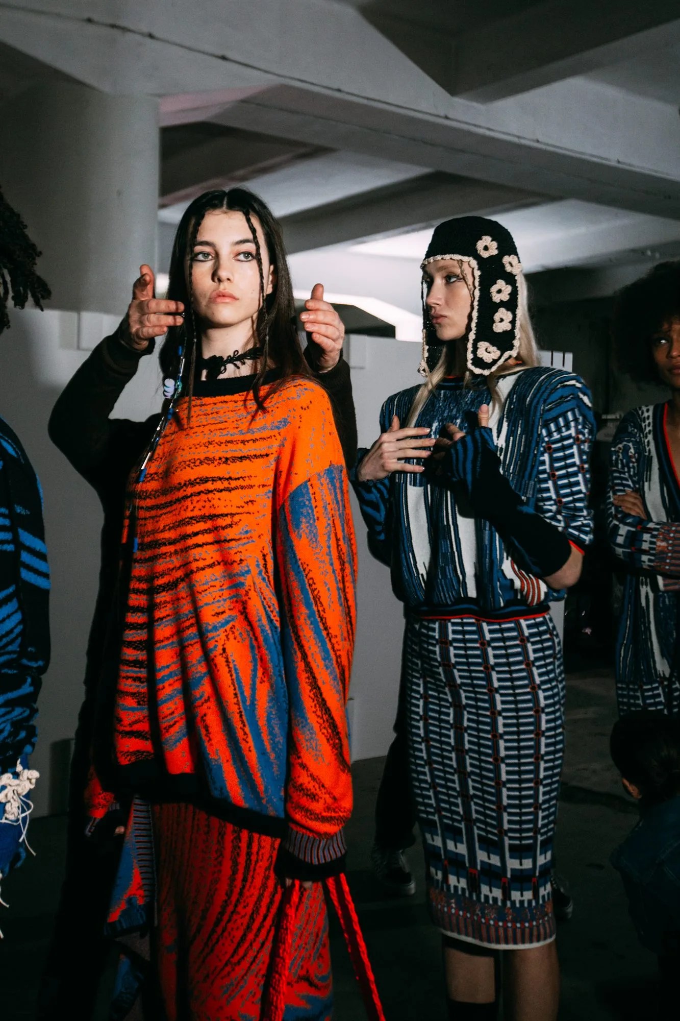 Hair stylist al lavoro sulle modelle della sfilata