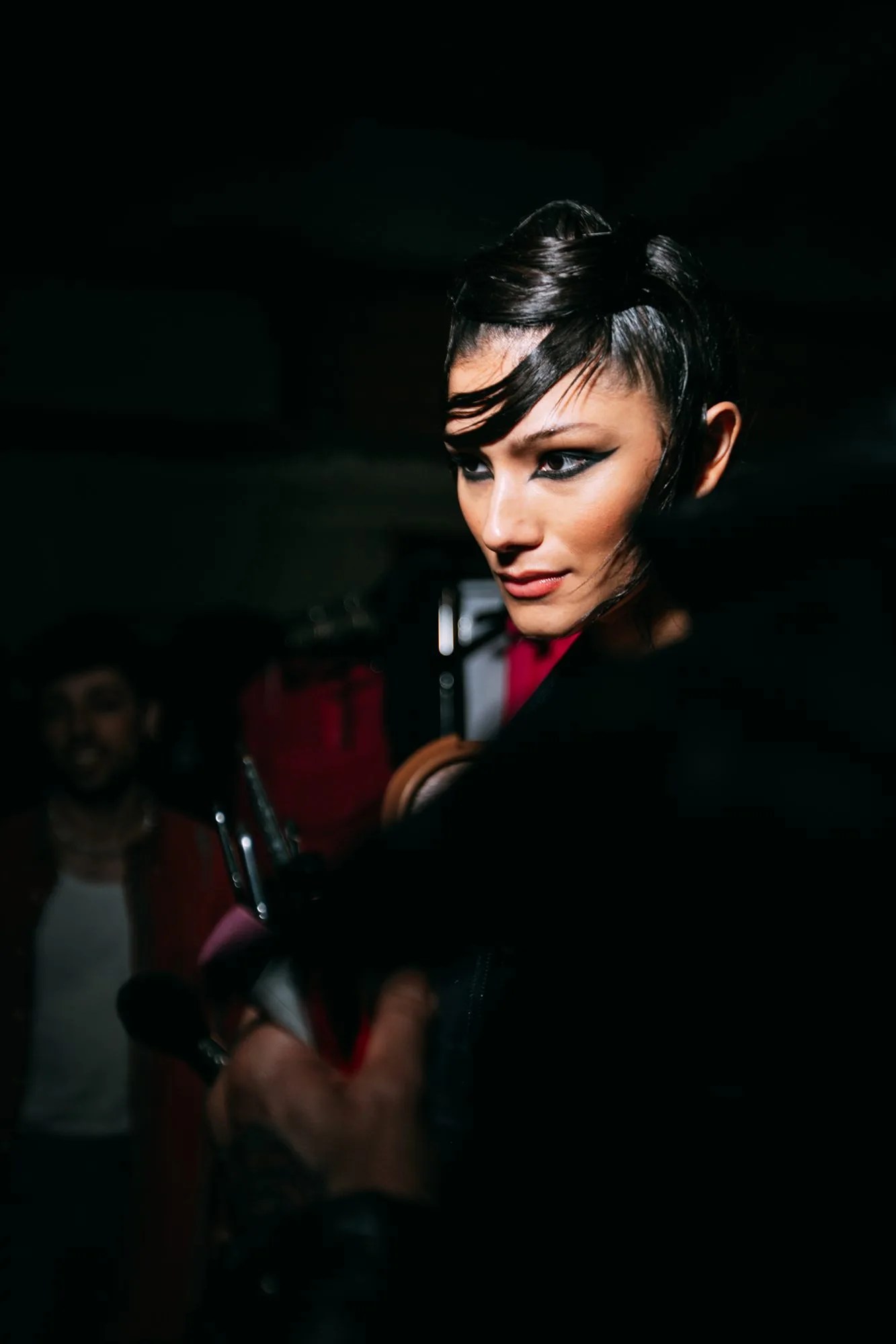 Modella con frangia scolpita nel backstage