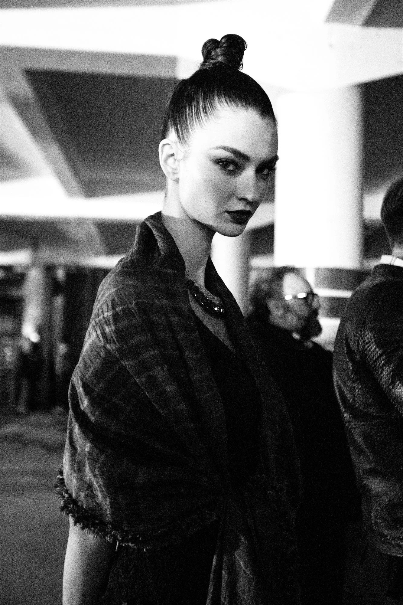 Capelli tirati indietro, modella nel backstage in bianco e nero