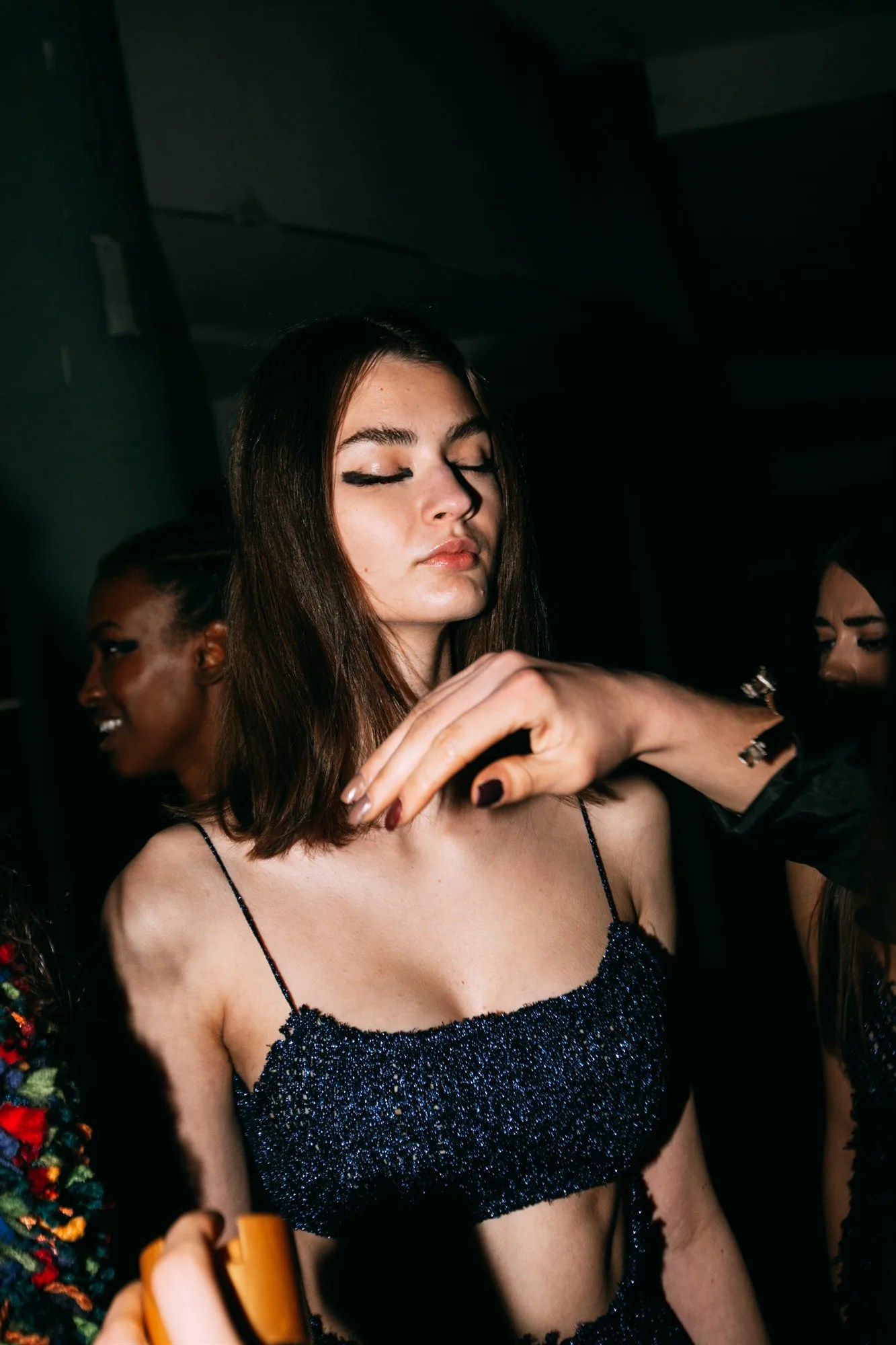 Modella con lunghi capelli castani nel backstage