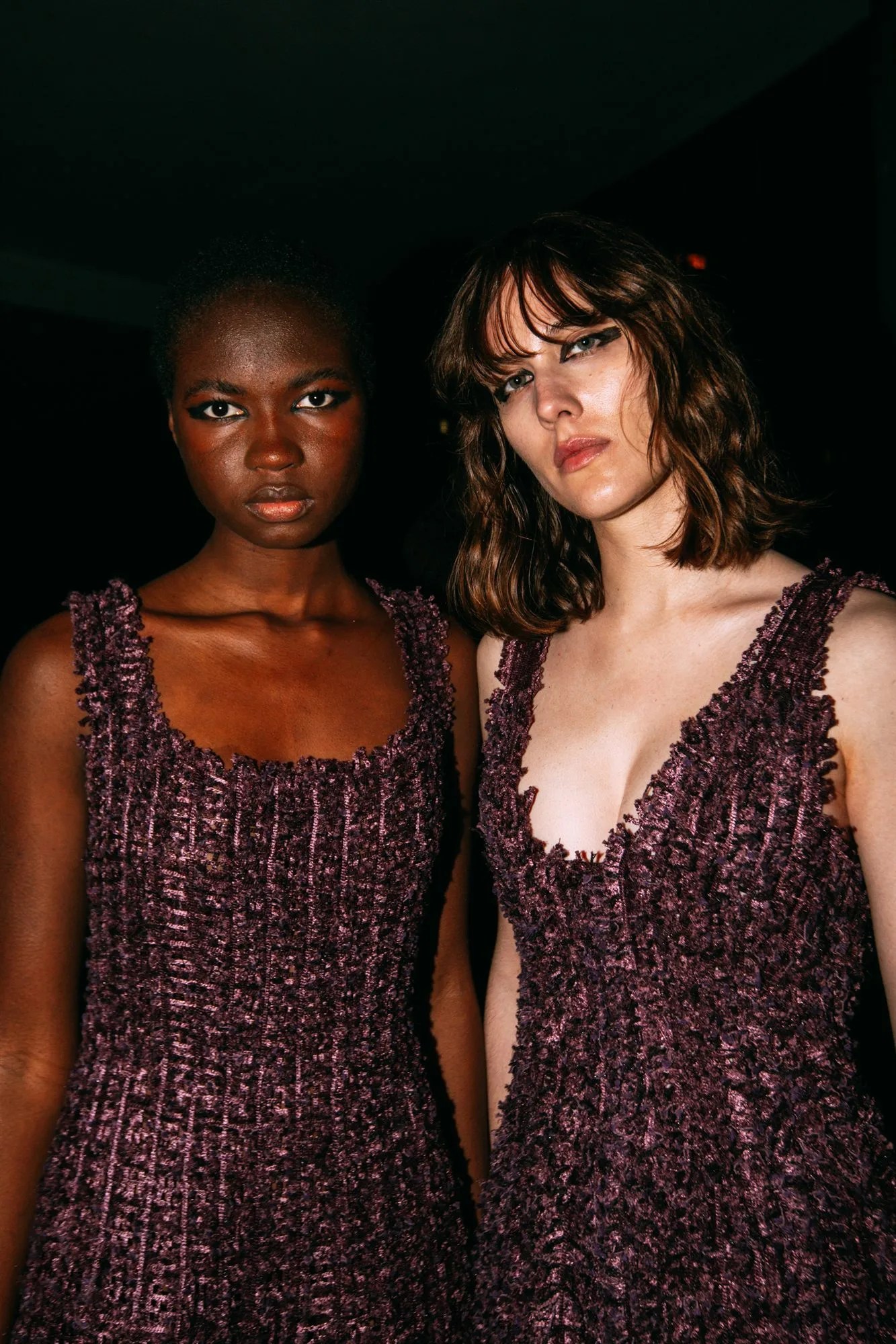 Modelle con abiti di paillettes nel backstage della sfilata