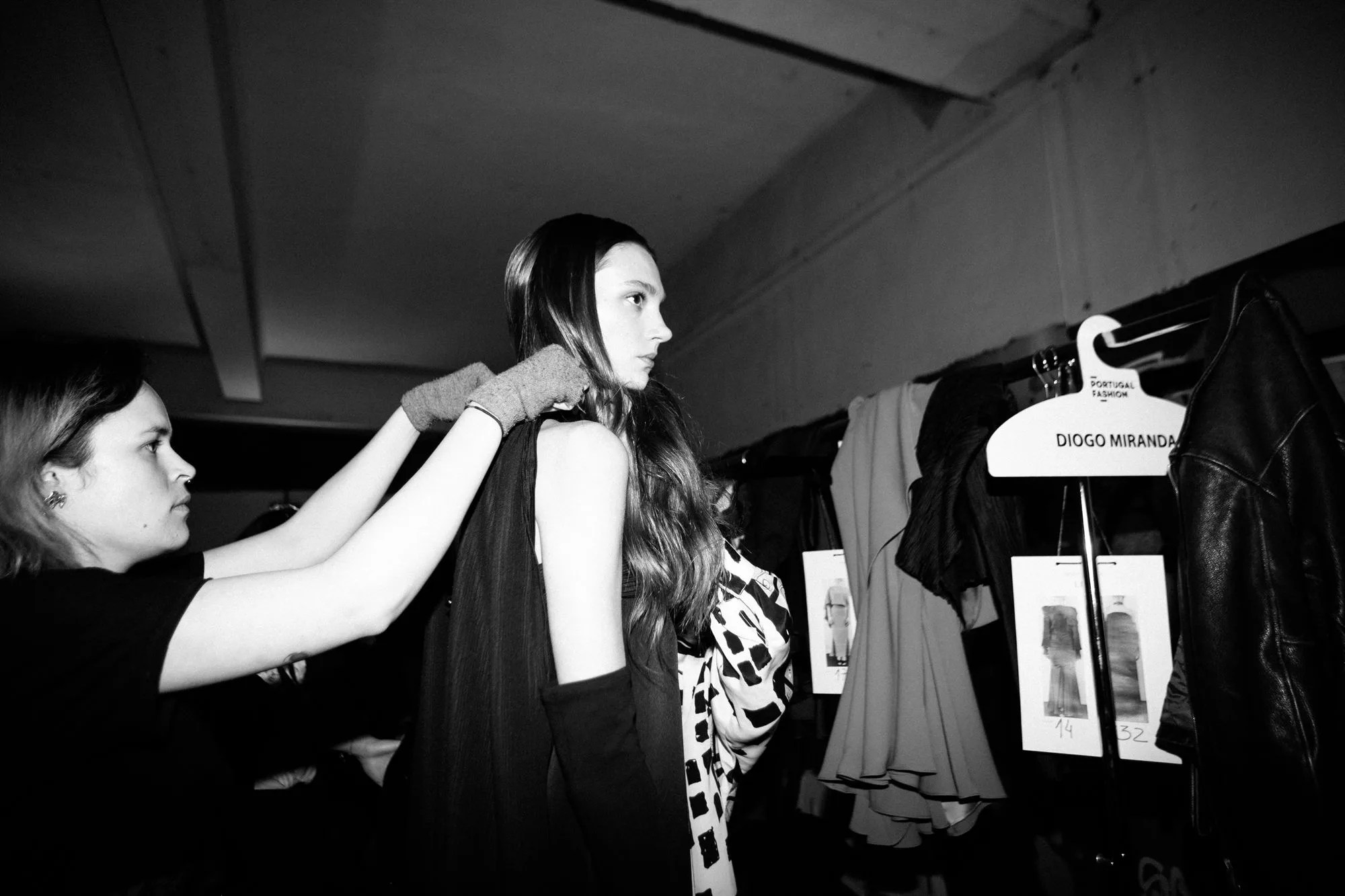 Hair stylist sistema i capelli di una modella, foto in bianco e nero