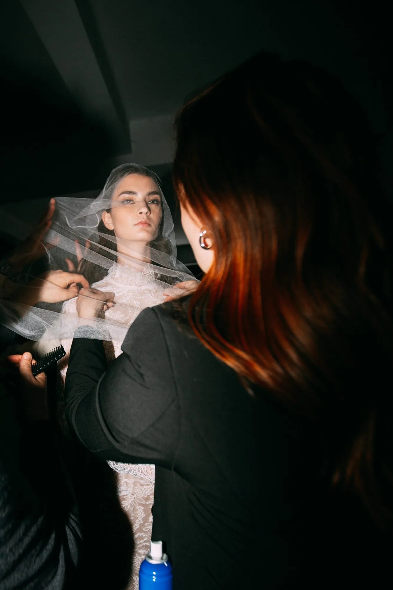 Sistemazione del velo da sposa nel backstage