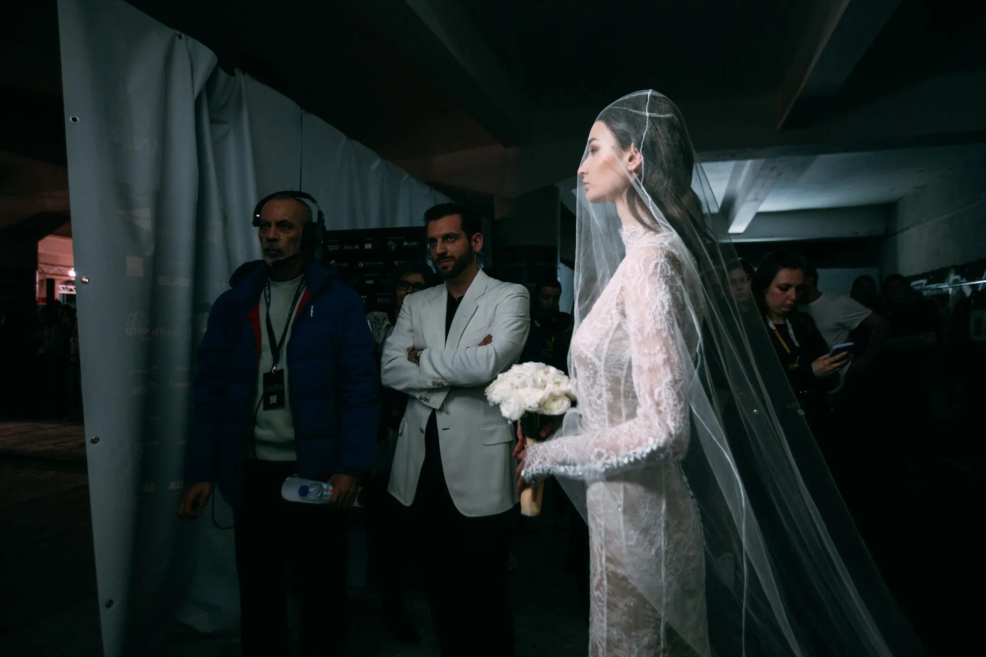 Sposa con velo nel backstage della sfilata, con Andrea Borrelli