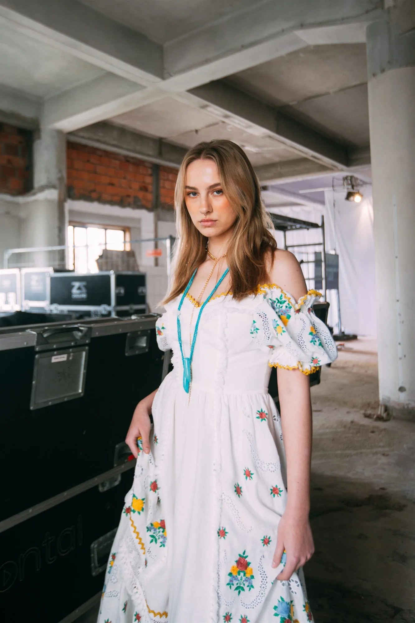 Modella con lunghi capelli biondi mossi nel backstage