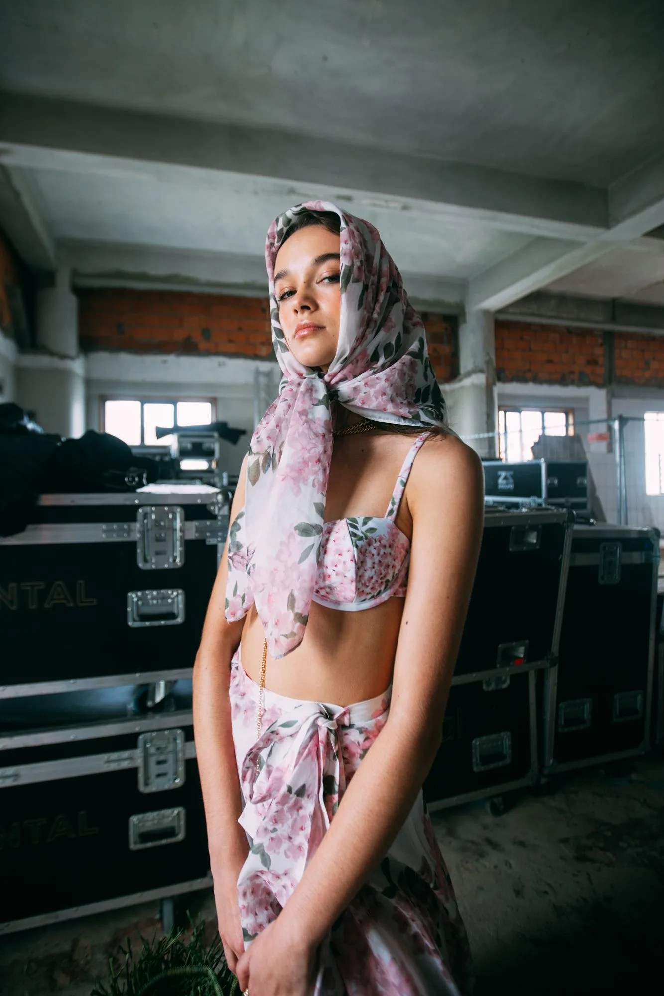 Modella con foulard nel backstage