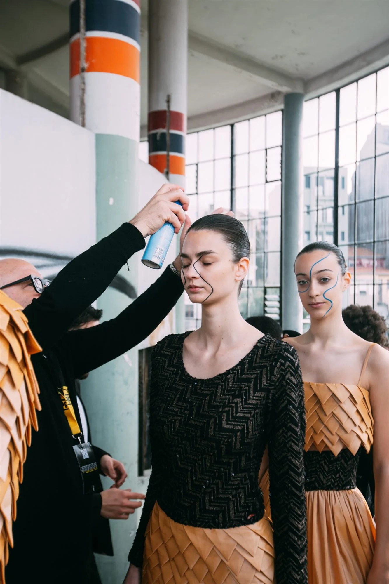 Hair stylist sistema un raccolto liscio nel backstage